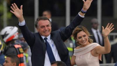 El capitán de la reserva del Ejército y líder de la ultraderecha brasileña Jair Messias Bolsonaro juró hoy ante el Congreso como nuevo presidente constitucional de la República Federativa de Brasil para los próximos cuatro años.
