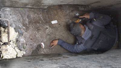 Los uniformados incluso ingresaron en la alcantarilla.