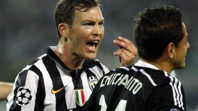 Stephan Lichtsteiner con el 'Chicharito' Hernández en el Juventus-Real Madrid.