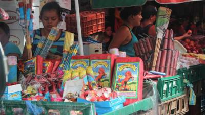 Cohetes y frutas se venden sin problemas en las calles de San Pedro Sula.