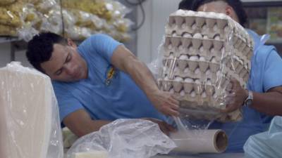 En el mercado Dandy, el cartón de huevos se ofrece hasta en L120. En El Rápido, algunos locatarios lo tienen a L100 y L110. fotos: amílcar izaguirre.