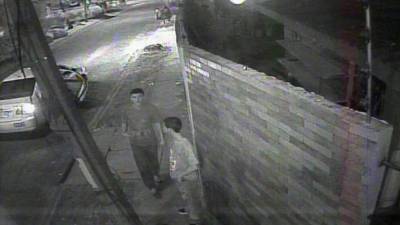 El vídeo que obtuvo en exclusiva LA PRENSA, muestra a los asaltantes amenazando a sus víctimas para robarles sus carros.