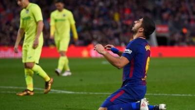 Barcelona's Uruguayan forward Luis Suarez kneels on the field during the Spanish league football match between FC Barcelona and Getafe CF at the Camp Nou stadium in Barcelona on February 11, 2018. / AFP PHOTO / Josep LAGO