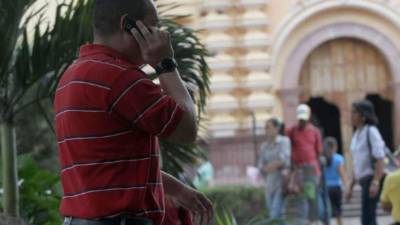 El convenio de cooperación firmado hoy por los altos representantes de Claro, Hondutel y Tigo.