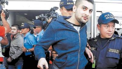 Agentes de la DPI escoltan a los cinco sirios en Toncontín. Fueron llevados bajo fuertes medidas de seguridad.