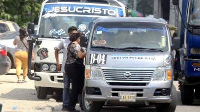 Los conductores suben y bajan pasajeros en cualquier punto. Foto: Amílcar Izaguirre.