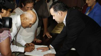 Calixto Santos Guerrero y Graciela Mazariegos fueron aplaudidos al casarse.