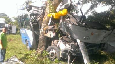 Impactante imagen de cómo quedó el microbús en el departamento de Yoro.