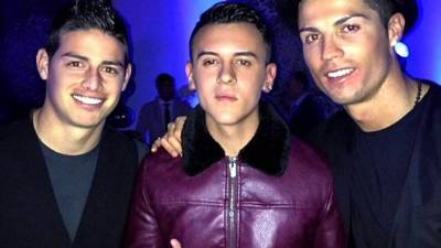 James Rodríguez, junto al cantante colombiano Kevin Roldan y Cristiano Ronaldo.