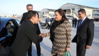 El presidente Juan Orlando Hernández y su esposa Ana García a su llegada a París.