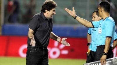 Héctor Vargas le reclamó a los árbitros tras la derrota del Marathón contra Olimpia. Foto Ronald Aceituno