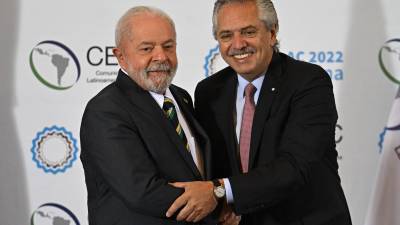 Alberto Fernandez y Lula da Silva posan juntos antes de la inauguración de la Cumbre de la Celac en Buenos Aires.