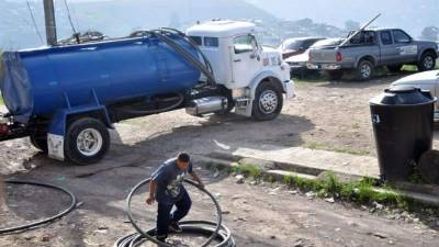 Camiones transportan agua a diferentes colonias ante la falta del liquido hoy, sábado 7 de junio de 2014, en Tegucigalpa (Honduras). El manejo del agua y la adaptación al cambio climático están entre los grandes retos que debe enfrentar Honduras, y el resto de Centroamérica, para evitar un aumento de su vulnerabilidad a los desastres naturales, alertó un experto del PNUD radicado en Tegucigalpa. EFE