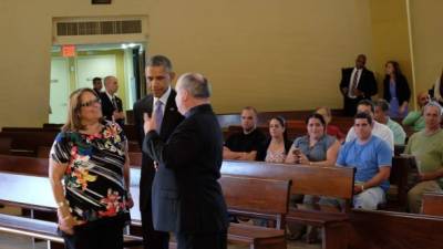 El mandatario saludó en español a los cubanos exiliados que se encontraban en el templo.