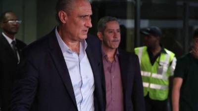 El director técnico del selecionado brasileño Tite, desembarca en el aeropuerto internacional Tom Jobim en la ciudad de Rio de Janeiro. FOTO EFE / Marcelo Sayão