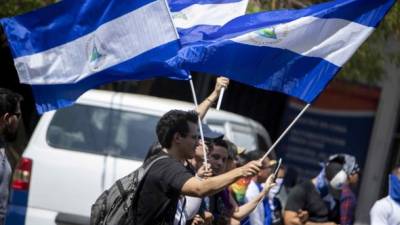 Manifestantes gritan consignas durante plantón en Managua contra el gobierno de Ortega.