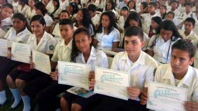 Los alumnos recibieron sus diplomas por participar en el programa. Fotos: Samuel Zelaya