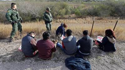 Agentes de la Patrulla Fronteriza de los Estados Unidos rescatan a varios inmigrantes.