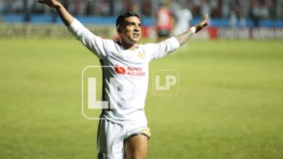 Michaell Chirinos dio una asistencia y anotó el tercer gol de Olimpia.