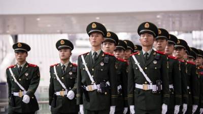 Policias parmilitares guardan en aeropuerto de Pekín.