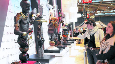 En la muestra hubo exposición de arte y moda elaborados con chocolate. / AFP