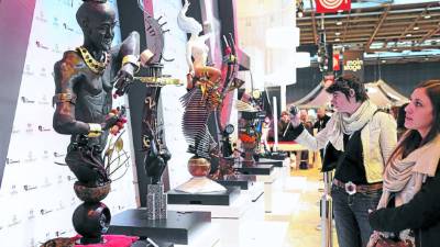 En la muestra hubo exposición de arte y moda elaborados con chocolate. / AFP