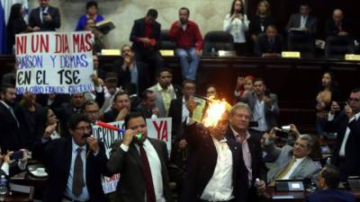 DAÑOS. En el último relajo se aprobaron varios decretos sin confirmar el número de votos.