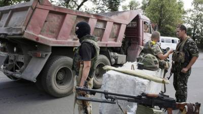 Los soldados ucranianos permanecen apostados en la frontera rusa.