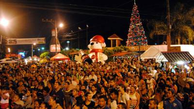 Miles de progreseños participaron en el encendido del árbol en El Progreso.