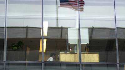 Un empleado bancario yace sentado frente a su escritorio en un banco de la ciudad de Washington, en esta imagen de archivo.