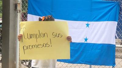 Empleados colocaron una bandera nacional en el portón de acceso al hospital de Olanchito, Yoro.