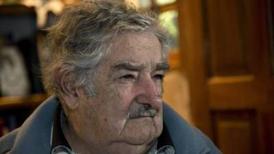 El expresidente uruguayo recomienda a Maduro resolver la crisis económica. AFP