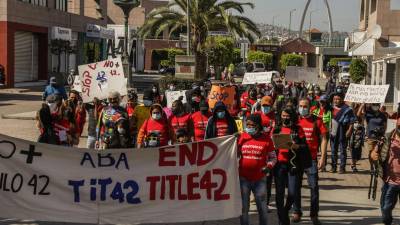Decenas de migrantes y activistas marcharon en Tijuana para solicitar al Gobierno de Biden poner fin a las deportaciones inmediatas de migrantes.