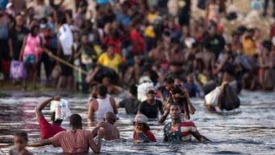 Miles de migrantes haitianos siguen varados en Texas a la espera de ser procesados para su deportación./AFP.