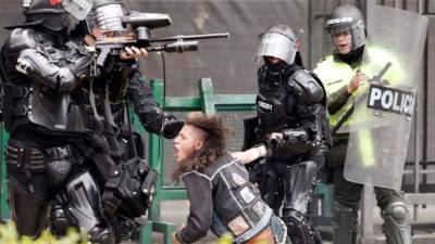 A protestor is detained by riot police during a march against the government of Colombian President Ivan Duque called by teachers' and workers' unions in Bogota on April 25, 2019. (Photo by DANIEL MUNOZ / AFP)