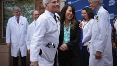 Nina Pham es recibida por los doctores y personal médico del hospital de Meryland, donde se recuperó del ébola.