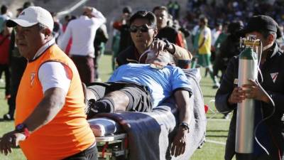 El árbitro Víctor Hugo Hurtado fue trasladado de inmediato a un hospital cercano donde se lo declaró muerto poco después. FOTO AFP.