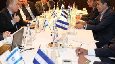 Foto de archivo de una reunión del presidente de Honduras, Juan Orlando Hernández, con representantes del gobierno de Israel.