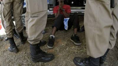 Barcelona's Argentinian forward Lionel Messi (R) vies with Real Madrid's Costa Rican goalkeeper Keylor Navas during the second leg of the Spanish Supercup football match Real Madrid vs FC Barcelona at the Santiago Bernabeu stadium in Madrid, on August 16, 2017. / AFP PHOTO / CURTO DE LA TORRE