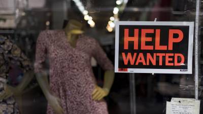 A los costados de las autopistas, los carteles de “Se necesita personal” cuelgan de las fachadas de los restaurantes y otros negocios..