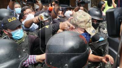 Roosevelt Aviléz , alcalde de Talanga, cuando fue sacado de la vivienda en El Limonar de San Pedro Sula.
