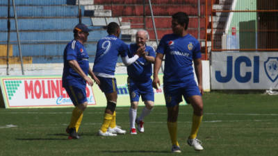 Monseñor Garachana celebra con alegría uno de los goles, el partido se torna emocionante.