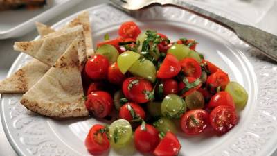Acompañe la ensalada con trozos de pan pita.