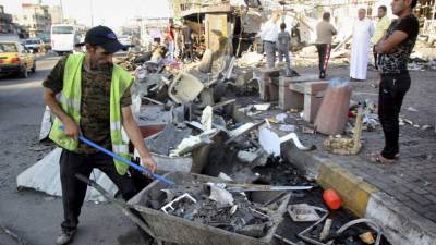 Lugar donde ha explotado un coche bomba en el distrito de Sadr en Bagdad, Irak.