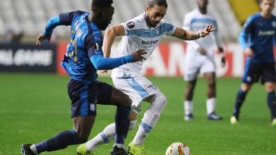 Martin Cáceres (d) durante un partido con el Lazio. EFE/Archivo