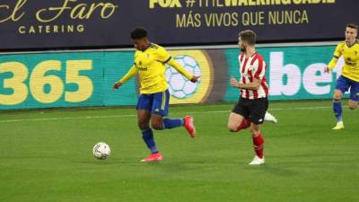 Antony Lozano no pudo generar peligro en la zona ofensiva del Cádiz.