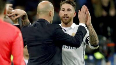 El defensa del Real Madrid Sergio Ramos (d) celebra un gol con su entrenador, Zinedine Zidane, durante un partido. EFE/Archivo