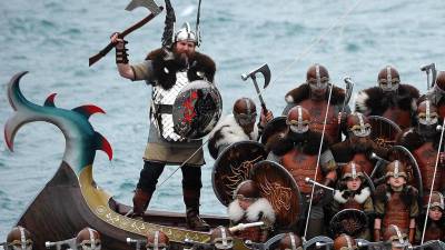 Un grupo de personas se disfrazan como guerreros vikingos durante un festival en Europa./Foto referencial.