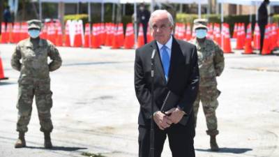 El alcalde de Miami-Dade, Carlos Gimenez, anunció en conferencia de prensa la reapertura de varios negocios en el condado más afectado por el coronavirus en Florida./AFP.