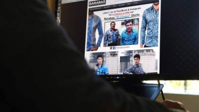 Una mujer revisa el catálogo en línea de la tienda Barabas en donde aparece 'El Chapo' Guzmán luciendo las prendas de la casa de moda.